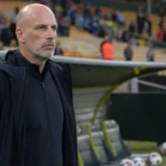 Philippe Clement staat na de wedstrijd langs de zijlijn in een Norwich City-stadion.
