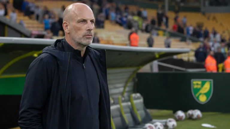 Philippe Clement staat na de wedstrijd langs de zijlijn in een Norwich City-stadion.