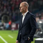 Jess Thorup staat na de wedstrijd aan de zijlijn van een voetbalstadion.