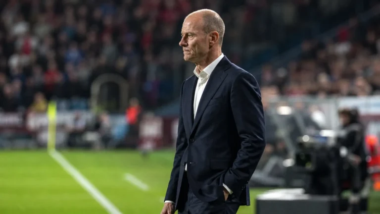 Jess Thorup staat na de wedstrijd aan de zijlijn van een voetbalstadion.