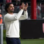 Marvin Compper applaudisseert langs het veld na een wedstrijd van Royal Antwerp FC.