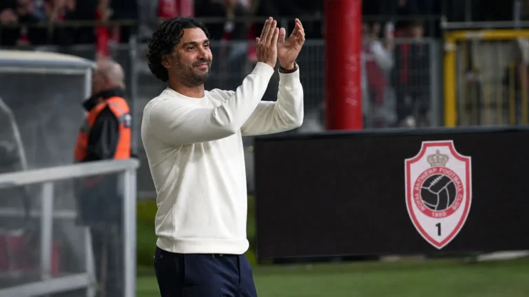 Marvin Compper applaudisseert langs het veld na een wedstrijd van Royal Antwerp FC.