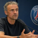 Luis Enrique spreekt de pers toe in een persruimte van Paris Saint-Germain.