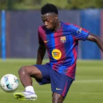 Jesse Bisiwu tijdens een oefening op het trainingsveld in zijn Barcelona-tenue.