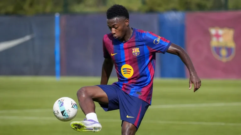 Jesse Bisiwu tijdens een oefening op het trainingsveld in zijn Barcelona-tenue.