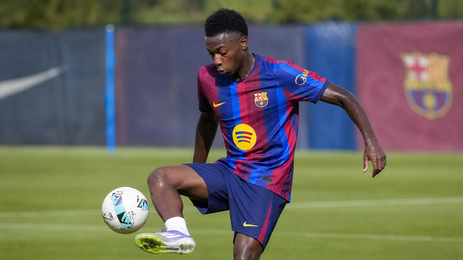 Jesse Bisiwu tijdens een oefening op het trainingsveld in zijn Barcelona-tenue.