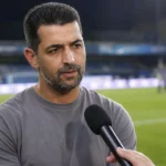 Mo Messoudi spreekt na een wedstrijd aan de rand van het veld.