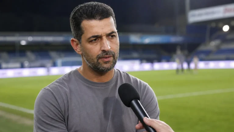 Mo Messoudi spreekt na een wedstrijd aan de rand van het veld.