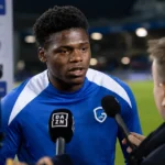 Josué Kongolo van KRC Genk praat na de wedstrijd met journalisten naast het veld.
