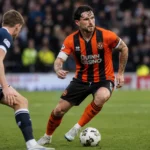 Will Ferry in het oranje Dundee United-tenue tijdens een wedstrijdmoment.