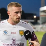 Laurent Jans van SK Beveren spreekt na de wedstrijd langs het veld.