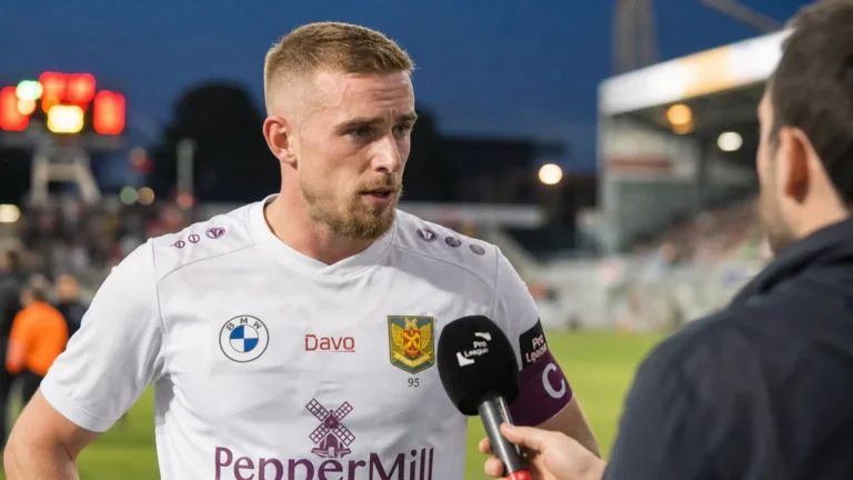 Laurent Jans van SK Beveren spreekt na de wedstrijd langs het veld.