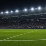Een gevuld Jan Breydel-stadion vlak voor de Brugse derby, met een Club Brugge-bord langs het veld.