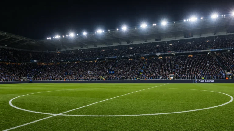 Een gevuld Jan Breydel-stadion vlak voor de Brugse derby, met een Club Brugge-bord langs het veld.