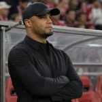 Vincent Kompany staat geconcentreerd langs de zijlijn bij een wedstrijd van Bayern München.