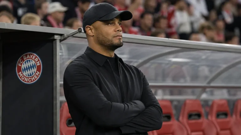 Vincent Kompany staat geconcentreerd langs de zijlijn bij een wedstrijd van Bayern München.