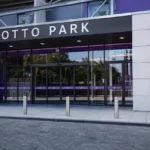 De ingang van het Lotto Park met een discreet RSC Anderlecht-clubanker.