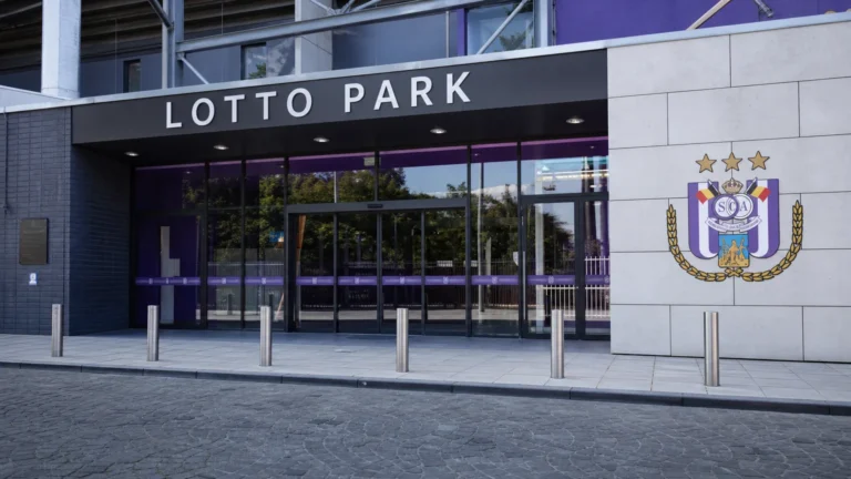 De ingang van het Lotto Park met een discreet RSC Anderlecht-clubanker.