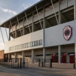 Buitenzijde van het stadioncomplex van Royal Antwerp FC in de late namiddag.