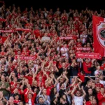 Supporters van Antwerp applaudisseren in de tribunes na afloop van een thuiswedstrijd.