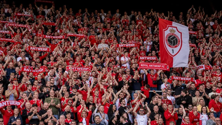 Supporters van Antwerp applaudisseren in de tribunes na afloop van een thuiswedstrijd.