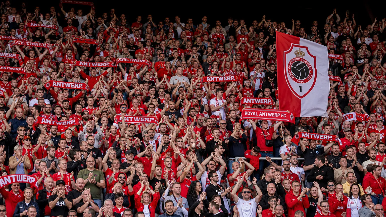 Supporters van Antwerp applaudisseren in de tribunes na afloop van een thuiswedstrijd.