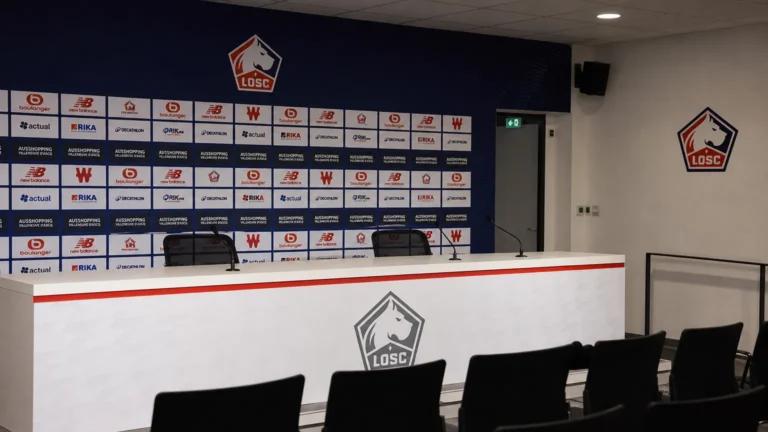 Een rustige mediazone van Lille OSC voor een competitiewedstrijd.