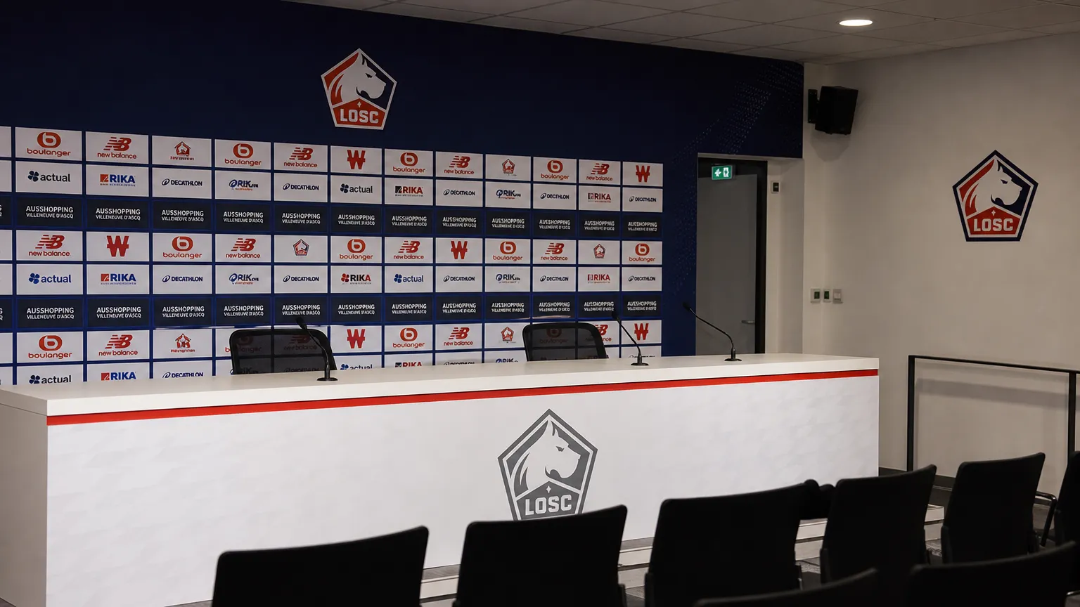 Een rustige mediazone van Lille OSC voor een competitiewedstrijd.
