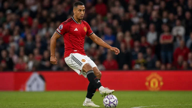 Youri Tielemans in het tenue van Manchester United tijdens een wedstrijdmoment.