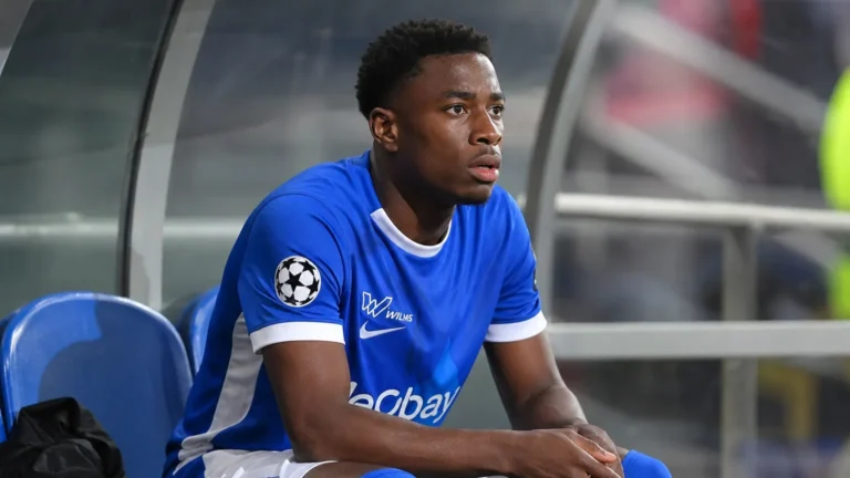 Rafiu Durosinmi van KRC Genk zit op de invallersbank en kijkt naar het veld.