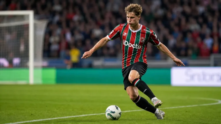 Thomas Claes van Zulte Waregem zet aan voor een doelpoging in het strafschopgebied.