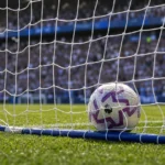 Een voetbal ligt in het net van een doel tijdens een wedstrijd van Brighton.