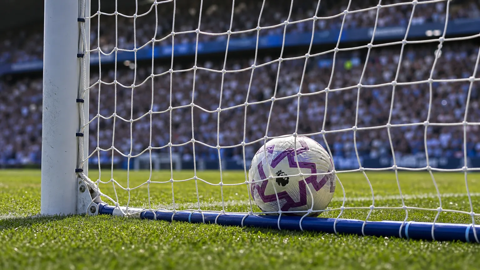 Een voetbal ligt in het net van een doel tijdens een wedstrijd van Brighton.