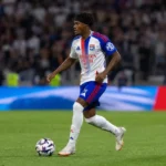 Julien Duranville in actie op het veld in een wit-blauw tenue.