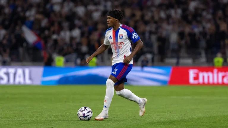 Julien Duranville in actie op het veld in een wit-blauw tenue.