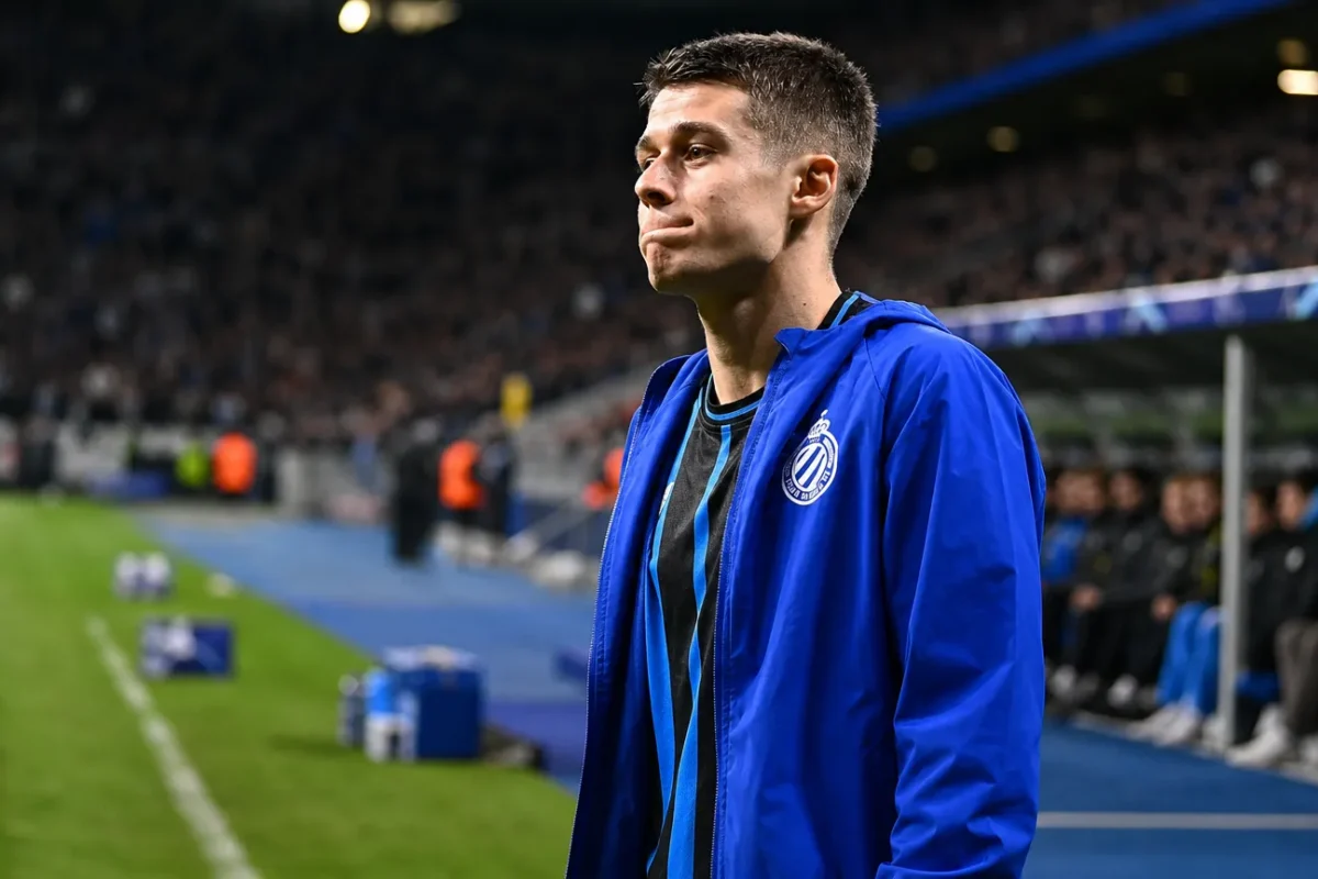 Nicolo Tresoldi van Club Brugge in een blauw trainingsjasje in het stadion.