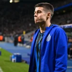 Nicolo Tresoldi van Club Brugge in een blauw trainingsjasje in het stadion.