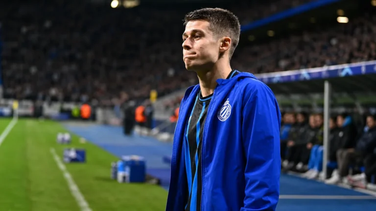Nicolo Tresoldi van Club Brugge in een blauw trainingsjasje in het stadion.