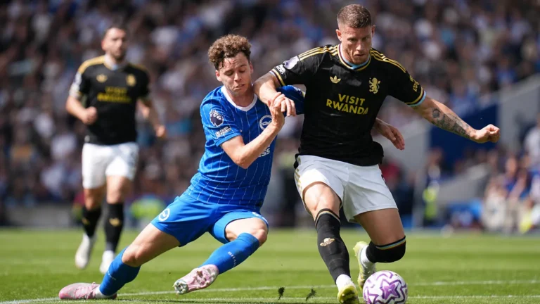 Twee spelers vechten om positie tijdens een Premier League-wedstrijd.