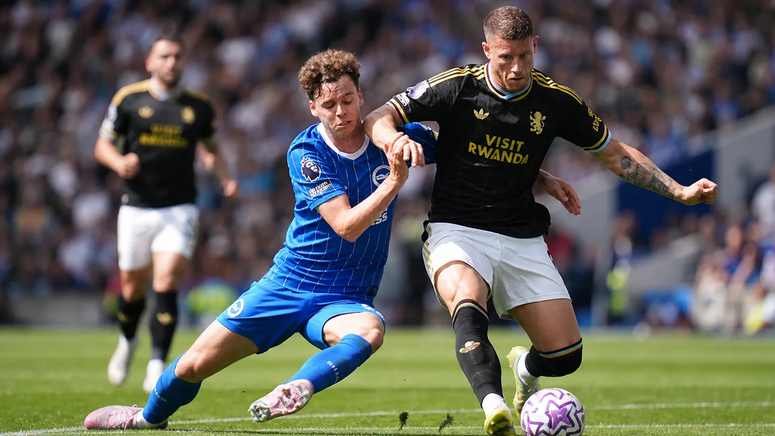 Twee spelers vechten om positie tijdens een Premier League-wedstrijd.