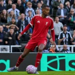 Alexander Isak van Liverpool aan de bal met volle tribunes op de achtergrond.