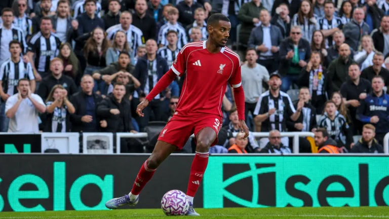 Alexander Isak van Liverpool aan de bal met volle tribunes op de achtergrond.
