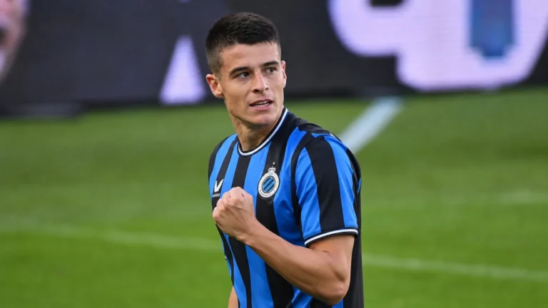 Nicolo Tresoldi van Club Brugge reageert op het veld na zijn doelpunt in de Brugse derby.