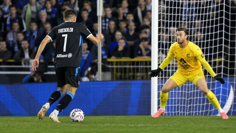 Een aanvaller en doelman in actie voor het doel tijdens de Brugse derby.