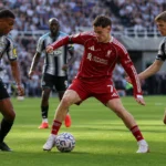 Spelers van Liverpool en Newcastle United in duel om de bal tijdens een wedstrijd.