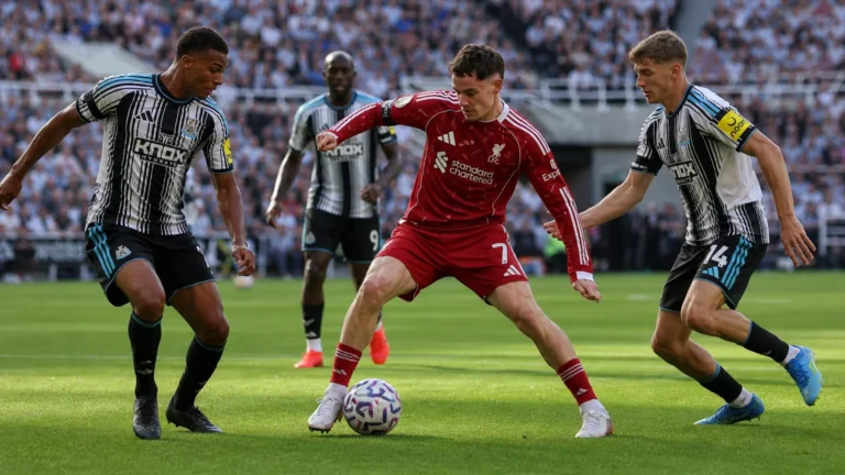 Spelers van Liverpool en Newcastle United in duel om de bal tijdens een wedstrijd.