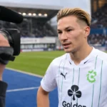 Christiaan Ravych geeft na de derby een interview aan de rand van het veld.