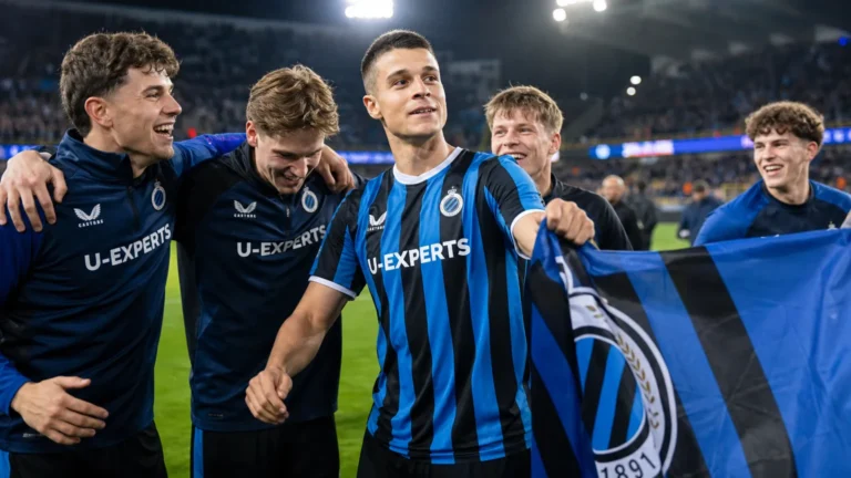 Nicolò Tresoldi van Club Brugge viert op het veld na de Brugse derby.