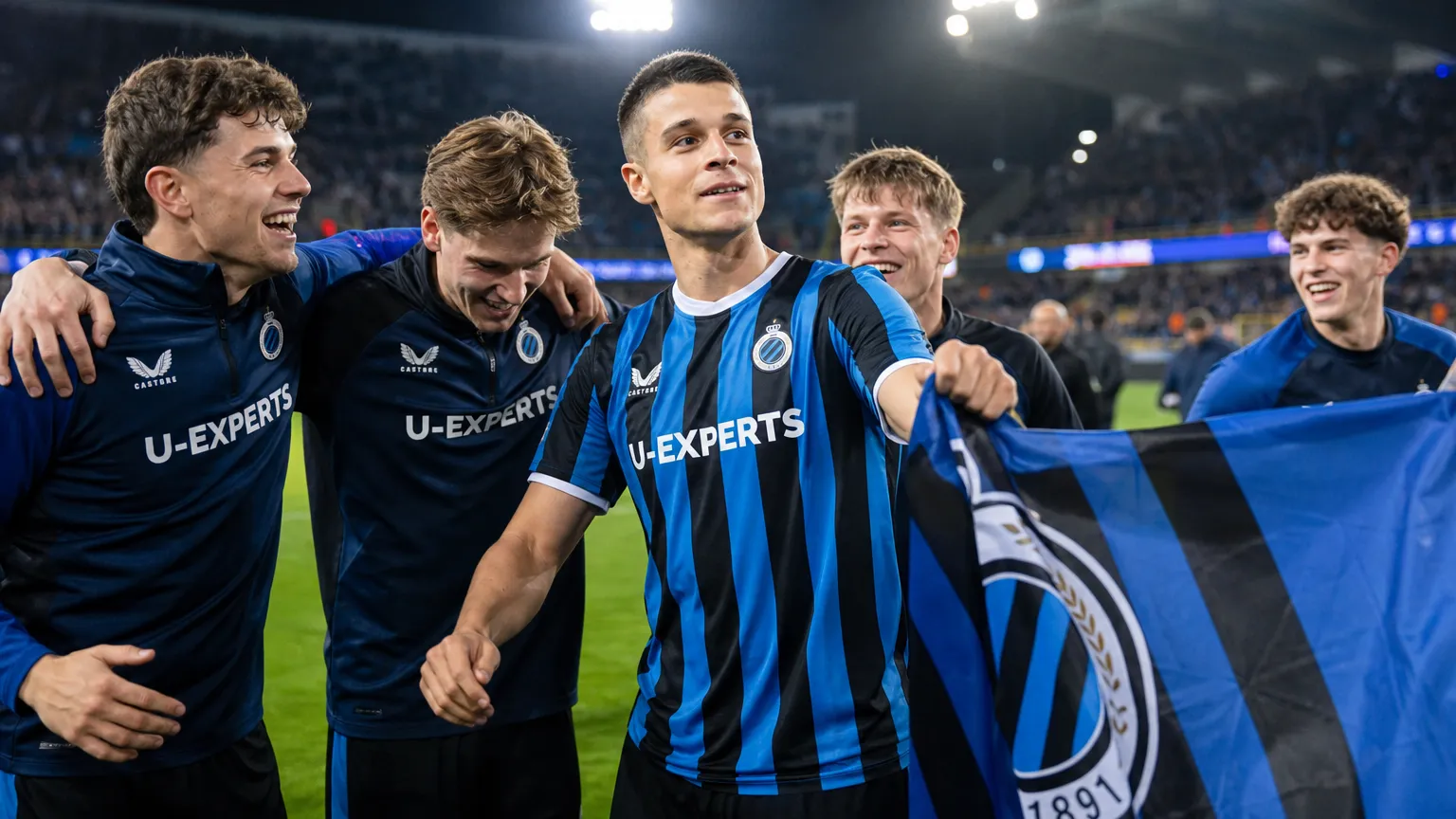 Nicolò Tresoldi van Club Brugge viert op het veld na de Brugse derby.