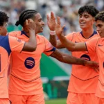 Een groep FC Barcelona-spelers viert samen op het veld in Elche.